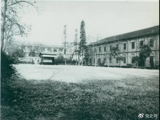 　　1927年3月18日，毛澤東出席在武昌舉行的河南武裝農(nóng)民代表大會，并作湖南農(nóng)運狀況報告。圖為大會會場——武昌農(nóng)講所大操場。